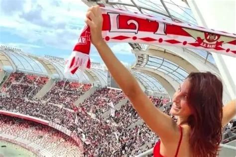 coyote bari|Tifosa del Bari mostra il sedere allo stadio e fa una rivelazione shock